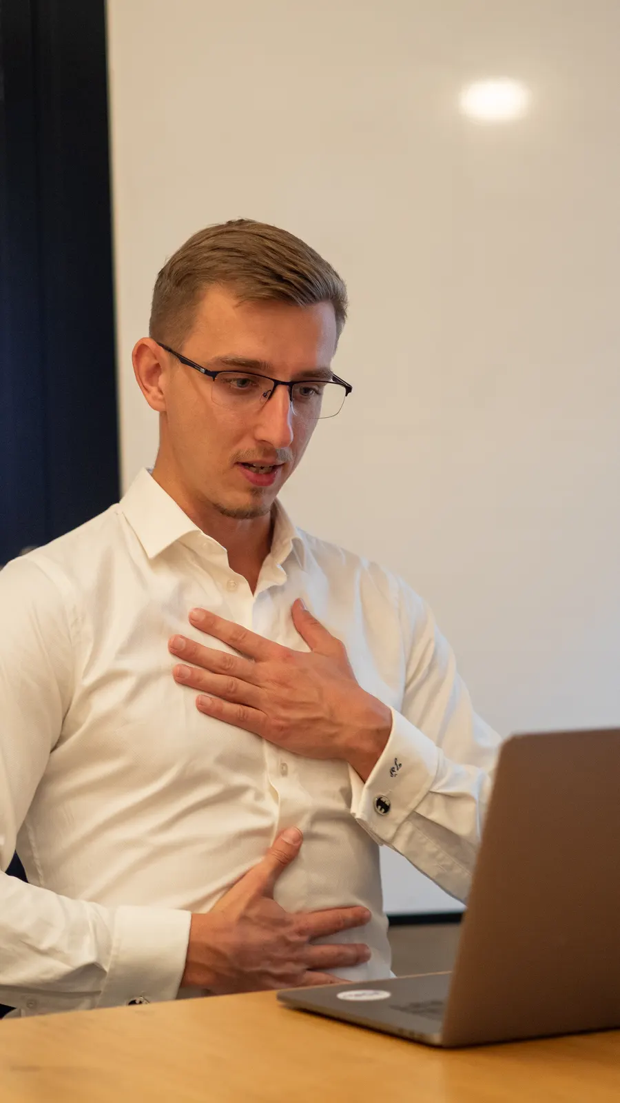 Honza Šilar ukazuje brániční dech, jednu ruku má na hrudi a druhou na břiše