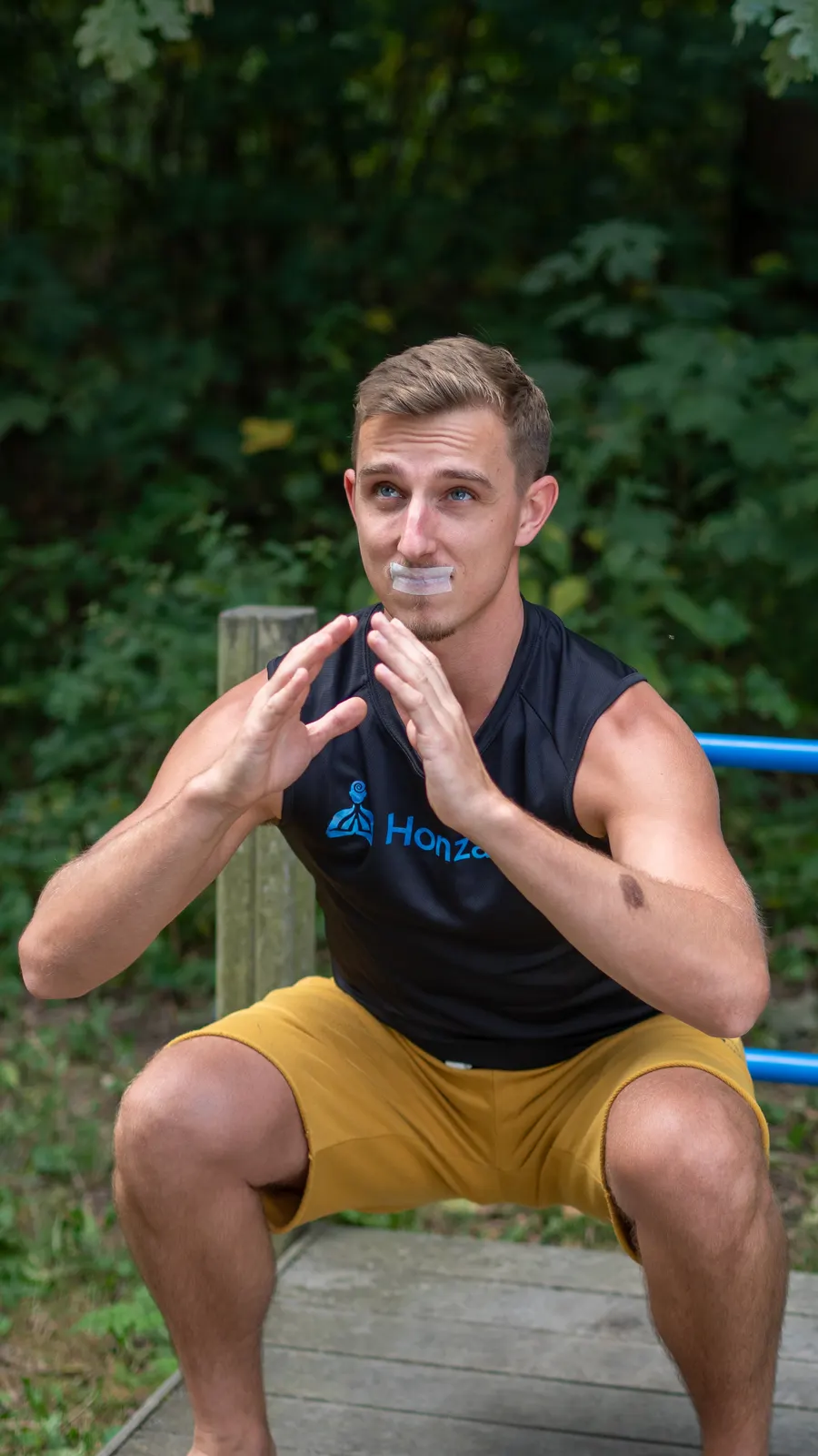 Honza Šilar cvičí nosní dýchání ve dřepu s přelepenými ústy (mouth taping)