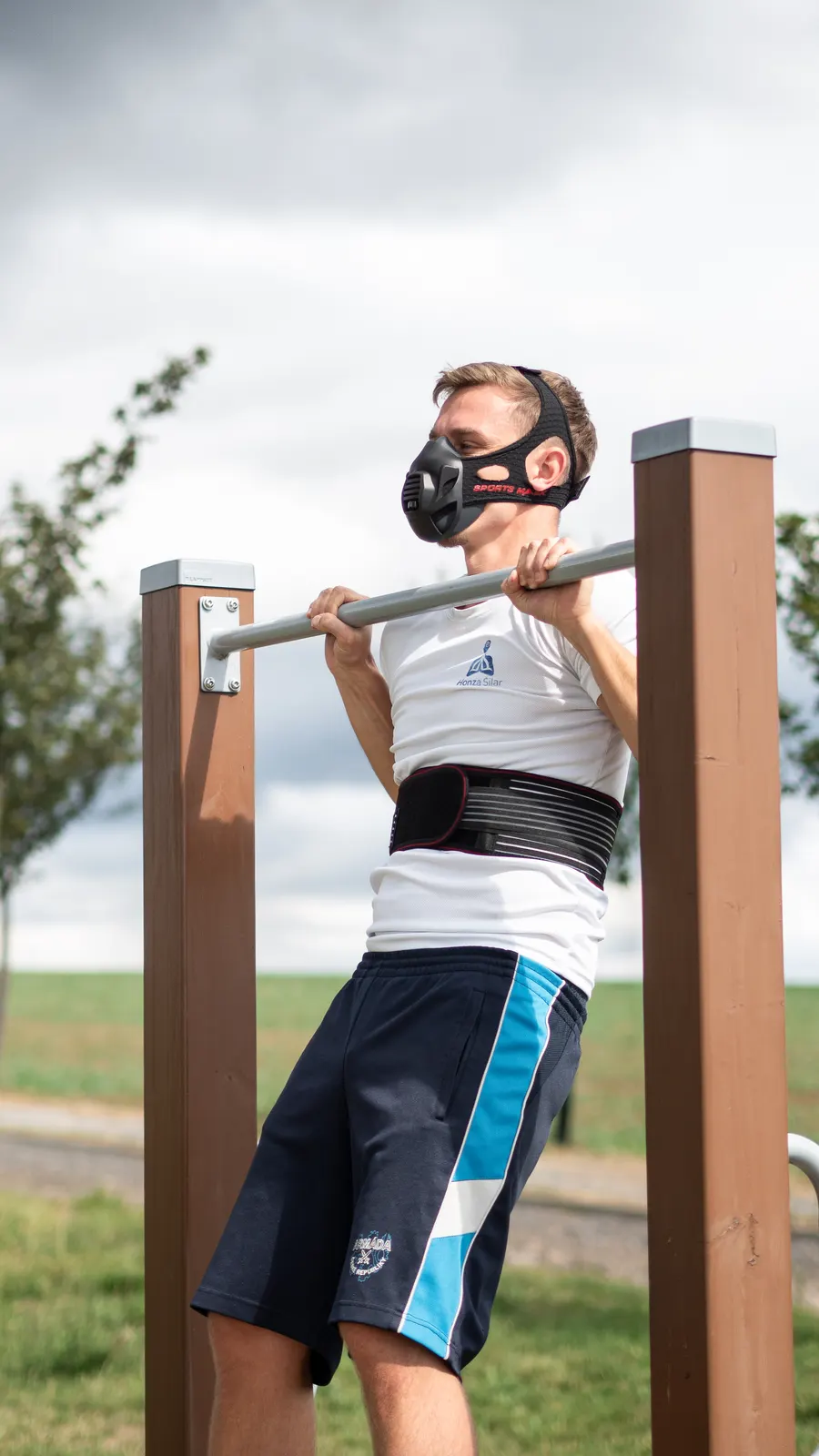 Honza Šilar při hypoxickém tréninku Oxygen Advantage s tréninkovou maskou